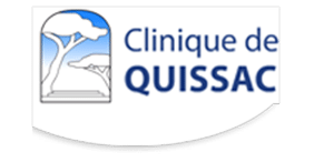 Clinique de Quissac - Logo Officiel Établissement de Santé Logo de la Clinique de QUISSAC. Illustration d'arbres stylisés sur une colline verdoyante, fond bleu ciel. Texte bleu 'Clinique de QUISSAC'.